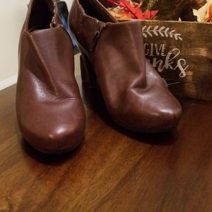 Brown heeled booties!